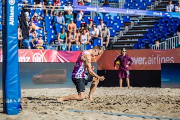 Beachvolleyball I Deutsche Meisterschaften 2025 I Timmendorfer Strand I Tag 3 I 06.09.2025 Jonas Reinhardt (Beach Verein Mainz e.V.) jubelt auf einem Knie mit geballter Faust Timmendorfer Strand Schleswig-Holstein Deutschland Copyright: xLobeca JasperxLorenzx