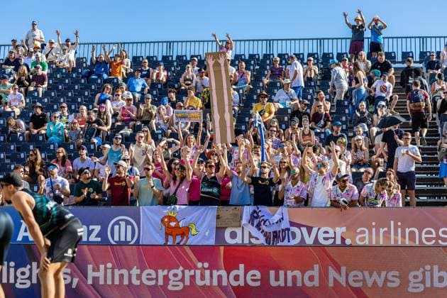 Beachvolleyball I Deutsche Meisterschaften 2025 I Timmendorfer Strand I Tag 3 I 06.09.2025 Fans vom Team Jonas Reinhardt (Beach Verein Mainz e.V.) und Robin Sowa (FC St. Pauli) halten Schilder in die Luft und jubeln Timmendorfer Strand Schleswig-Holstein Deutschland Copyright: xLobeca JasperxLorenzx