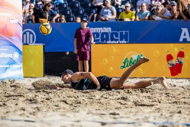 Beachvolleyball I Deutsche Meisterschaften 2025 I Timmendorfer Strand I Tag 3 I 06.09.2025 Sven Winter (Eintracht Spontent) hechtet zum Ball Timmendorfer Strand Schleswig-Holstein Deutschland Copyright: xLobeca JasperxLorenzx