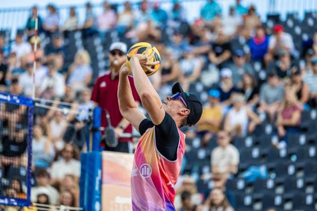 Beachvolleyball I Deutsche Meisterschaften 2025 I Timmendorfer Strand I Tag 3 I 06.09.2025 Zuspiel Robin Sowa (FC St. Pauli) Timmendorfer Strand Schleswig-Holstein Deutschland Copyright: xLobeca JasperxLorenzx