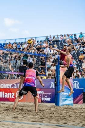 Beachvolleyball I Deutsche Meisterschaften 2025 I Timmendorfer Strand I Tag 3 I 06.09.2025 Blockversuch Lukas Pfretzschner (Eintracht Spontent) gegen Jonas Reinhardt (Beach Verein Mainz e.V.) Timmendorfer Strand Schleswig-Holstein Deutschland Copyright: xLobeca JasperxLorenzx