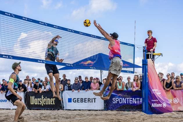 Beachvolleyball I Deutsche Meisterschaften 2025 I Timmendorfer Strand I Tag 3 I 06.09.2025 Angriff Jonas Sagstetter (Eintracht Spontent) gegen Blocker Niklas Held (Hauptstadt Beacher e.V.) Timmendorfer Strand Schleswig-Holstein Deutschland Copyright: xLobeca JasperxLorenzx