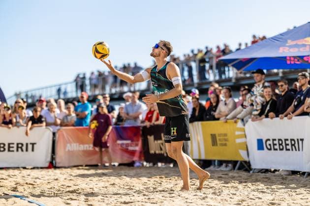 Beachvolleyball I Deutsche Meisterschaften 2025 I Timmendorfer Strand I Tag 3 I 06.09.2025 Aufschlag Jonas Sagstetter (Eintracht Spontent) Timmendorfer Strand Schleswig-Holstein Deutschland Copyright: xLobeca JasperxLorenzx