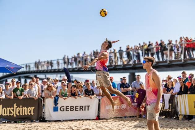 Beachvolleyball I Deutsche Meisterschaften 2025 I Timmendorfer Strand I Tag 3 I 06.09.2025 Aufschlag Niklas Held (Hauptstadt Beacher e.V.) Timmendorfer Strand Schleswig-Holstein Deutschland Copyright: xLobeca JasperxLorenzx