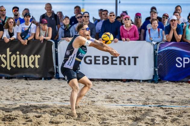 Beachvolleyball I Deutsche Meisterschaften 2025 I Timmendorfer Strand I Tag 3 I 06.09.2025 Jonas Sagstetter (Eintracht Spontent) baggert Timmendorfer Strand Schleswig-Holstein Deutschland Copyright: xLobeca JasperxLorenzx