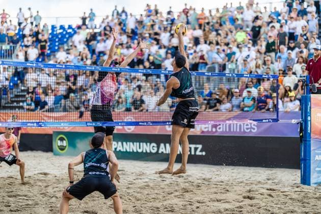 Beachvolleyball I Deutsche Meisterschaften 2025 I Timmendorfer Strand I Tag 3 I 06.09.2025 Robin Sowa (FC St. Pauli) im Block gegen Sven Winter (Eintracht Spontent) Timmendorfer Strand Schleswig-Holstein Deutschland Copyright: xLobeca JasperxLorenzx