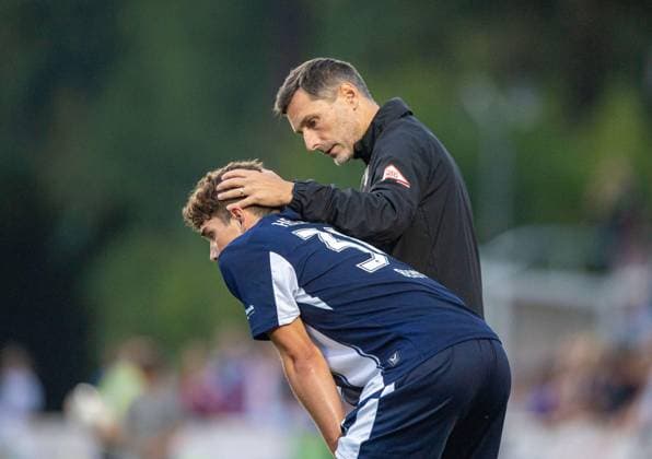 Fussball, Herren, Saison 2025 26, Testspiel, FC Hertha 03 Zehlendorf - Hertha BSC, v.l. Janne Berner (Hertha BSC), Trainer Stefan Leitl (Hertha BSC), 05.09. 2025, Copyright: xSebastianxRäppold MatthiasxKochx