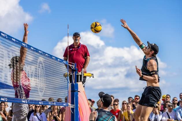 Beachvolleyball I Deutsche Meisterschaften 2025 I Timmendorfer Strand I Tag 3 I 06.09.2025 Jannik Kühlborn (BeachL e.V.) im Block gegen Angreifer Nils Ehlers (ETV Hamburg) Timmendorfer Strand Schleswig-Holstein Deutschland Copyright: xLobeca JasperxLorenzx