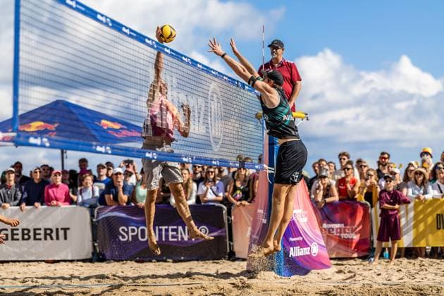 Beachvolleyball I Deutsche Meisterschaften 2025 I Timmendorfer Strand I Tag 3 I 06.09.2025 Angriff Jannik Kühlborn (BeachL e.V.) gegen Nils Ehlers (ETV Hamburg) Timmendorfer Strand Schleswig-Holstein Deutschland Copyright: xLobeca JasperxLorenzx