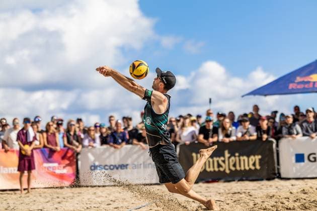 Beachvolleyball I Deutsche Meisterschaften 2025 I Timmendorfer Strand I Tag 3 I 06.09.2025 Clemens Wickler (ETV Hamburg) baggert den Ball Timmendorfer Strand Schleswig-Holstein Deutschland Copyright: xLobeca JasperxLorenzx