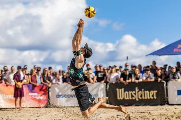 Beachvolleyball I Deutsche Meisterschaften 2025 I Timmendorfer Strand I Tag 3 I 06.09.2025 Clemens Wickler (ETV Hamburg) baggert den Ball Timmendorfer Strand Schleswig-Holstein Deutschland Copyright: xLobeca JasperxLorenzx
