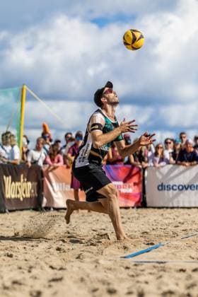 Beachvolleyball I Deutsche Meisterschaften 2025 I Timmendorfer Strand I Tag 3 I 06.09.2025 Aufschlag Clemens Wickler (ETV Hamburg) Timmendorfer Strand Schleswig-Holstein Deutschland Copyright: xLobeca JasperxLorenzx