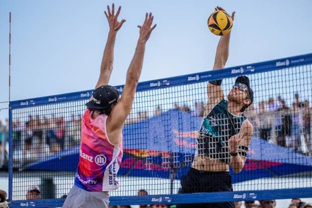 Beachvolleyball I Deutsche Meisterschaften 2025 I Timmendorfer Strand I Tag 3 I 06.09.2025 Jannik Kühlborn (BeachL e.V.) im Block gegen Nils Ehlers (ETV Hamburg) Timmendorfer Strand Schleswig-Holstein Deutschland Copyright: xLobeca JasperxLorenzx
