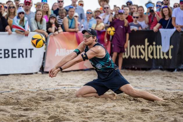 Beachvolleyball I Deutsche Meisterschaften 2025 I Timmendorfer Strand I Tag 3 I 06.09.2025 Nils Ehlers (ETV Hamburg) baggert den Ball Timmendorfer Strand Schleswig-Holstein Deutschland Copyright: xLobeca JasperxLorenzx