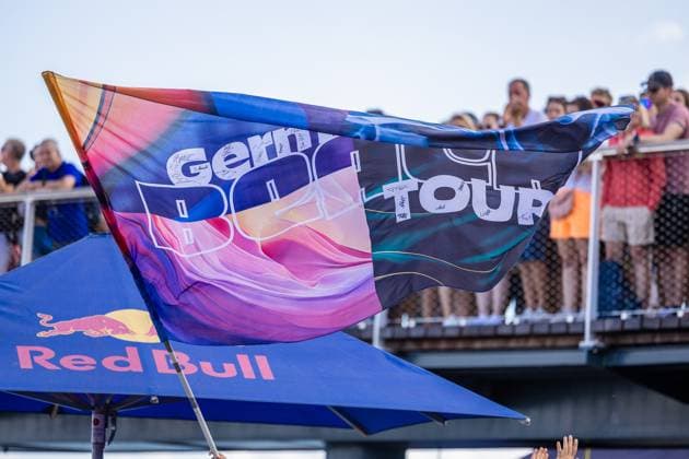 Beachvolleyball I Deutsche Meisterschaften 2025 I Timmendorfer Strand I Tag 3 I 06.09.2025 Fans schwingen ein Fahne mit der Aufschrift German Beach Tour Timmendorfer Strand Schleswig-Holstein Deutschland Copyright: xLobeca JasperxLorenzx