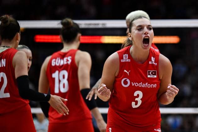 Turkiye v Japan - FIVB Women’s World Volleyball Championship BANGKOK, THAILAND - SEPTEMBER 06: Cansu Ozbay (3) of Turkiye celebrates after scoring a point during the FIVB Women’s Volleyball World Championship, WM, Weltmeisterschaft semi-final match between Turkiye and Japan at Huamark Indoor Stadium in Bangkok, Thailand, on September 06, 2025. Mustafa Hatipoglu Anadolu Bangkok Thailand. Editorial use only. Please get in touch for any other usage.  Copyright: x2025xAnadoluxMustafaxHatipoglux