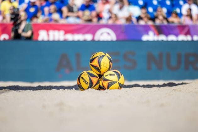 Beachvolleyball I Deutsche Meisterschaften 2025 I Timmendorfer Strand I Tag 3 I 06.09.2025 Wilson Spielbälle liegen gestapelt Timmendorfer Strand Schleswig-Holstein Deutschland Copyright: xLobeca JasperxLorenzx
