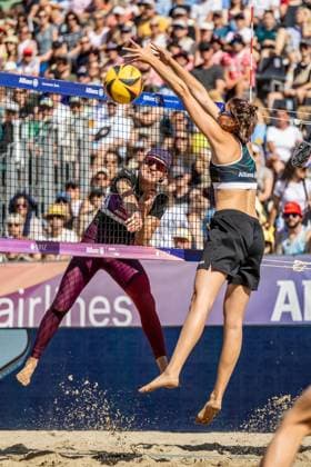 Beachvolleyball I Deutsche Meisterschaften 2025 I Timmendorfer Strand I Tag 3 I 06.09.2025 Melanie Gernert (Füchse Berlin Reinickendorf e. V.) schlägt am Block von Janne Uhl (Eintracht Spontent) vorbei Timmendorfer Strand Schleswig-Holstein Deutschland Copyright: xLobeca JasperxLorenzx