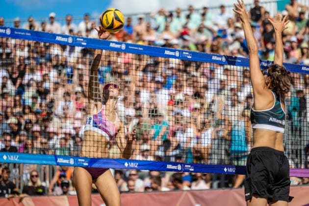 Beachvolleyball I Deutsche Meisterschaften 2025 I Timmendorfer Strand I Tag 3 I 06.09.2025 Angriff Nele Barber (Füchse Berlin Reinickendorf e. V.) gegen Blockerin Janne Uhl (Eintracht Spontent) Timmendorfer Strand Schleswig-Holstein Deutschland Copyright: xLobeca JasperxLorenzx