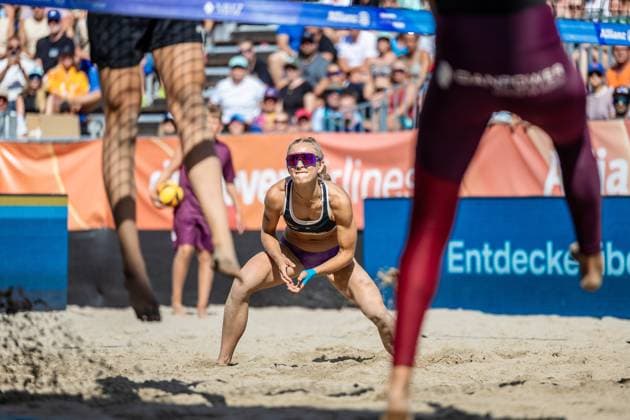 Beachvolleyball I Deutsche Meisterschaften 2025 I Timmendorfer Strand I Tag 3 I 06.09.2025 Paula Schürholz (Eintracht Spontent) steht in der Abwehr bereit Timmendorfer Strand Schleswig-Holstein Deutschland Copyright: xLobeca JasperxLorenzx