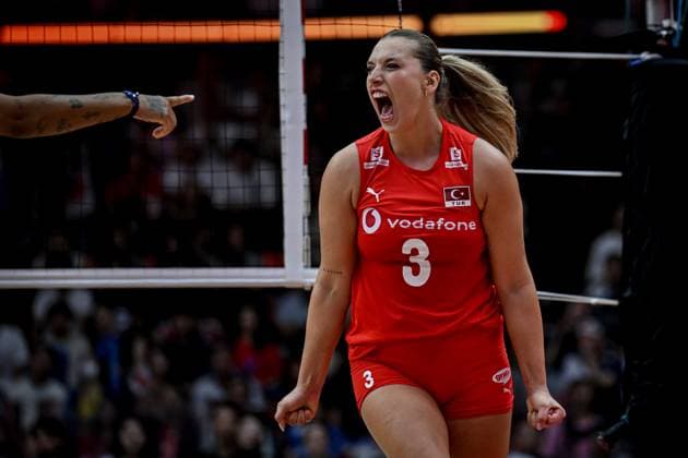 Turkiye v Japan - FIVB Women’s World Volleyball Championship BANGKOK, THAILAND - SEPTEMBER 06: Cansu Ozbay (3) of Turkiye celebrates after scoring a point during the FIVB Women’s Volleyball World Championship, WM, Weltmeisterschaft semi-final match between Turkiye and Japan at Huamark Indoor Stadium in Bangkok, Thailand, on September 06, 2025. Mustafa Hatipoglu Anadolu Bangkok Thailand. Editorial use only. Please get in touch for any other usage.  Copyright: x2025xAnadoluxMustafaxHatipoglux