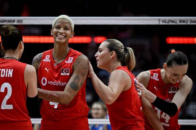 Turkiye v Japan - FIVB Women’s World Volleyball Championship BANGKOK, THAILAND - SEPTEMBER 06: Melissa Teresa Vargas (2nd L), Cansu Ozbay (2nd R) ve Eda Erdem Dundar (R) of Turkiye celebrate after a score during the FIVB Women’s Volleyball World Championship, WM, Weltmeisterschaft semi-final match between Turkiye and Japan at Huamark Indoor Stadium in Bangkok, Thailand, on September 06, 2025. Mustafa Hatipoglu Anadolu Bangkok Thailand. Editorial use only. Please get in touch for any other usage.  Copyright: x2025xAnadoluxMustafaxHatipoglux