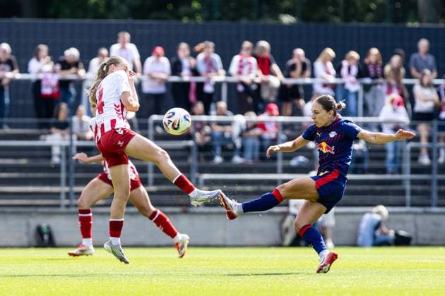 Google Pixel Frauen-Bundesliga: 1.FC Köln Frauen - RB Leipzig Frauen; 06.09.2025 Carlotta Imping (1.FC Köln Frauen, 14), Gina Chmielinski (RB Leipzig Frauen, 10) Google Pixel Frauen-Bundesliga: 1.FC Köln Frauen - RB Leipzig Frauen; Franz-Kremer-Stadion, Köln; 06.09.2025 Copyright: xBEAUTIFULxSPORTS Buriakovx