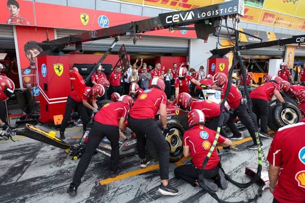 Das Team von Ferrari simulieren den Reifenwechsel, 3 Freies Training, Grosser Preis von Italien, Motorsport, Herren, Formel 1, 06.09.2025 Monza Lombardei Italien