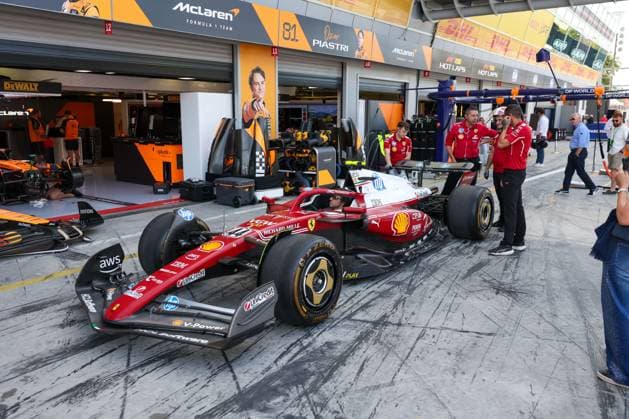 Das Team von Ferrari simulieren den Reifenwechsel, 3 Freies Training, Grosser Preis von Italien, Motorsport, Herren, Formel 1, 06.09.2025 Monza Lombardei Italien