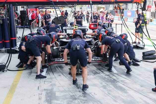 Die Mechaniker bereiten das Auto von Yuki Tsunoda (Oracle Red Bull Racing 22) fuers freie Training vor, 3 Freies Training, Grosser Preis von Italien, Motorsport, Herren, Formel 1, 06.09.2025 Monza Lombardei Italien
