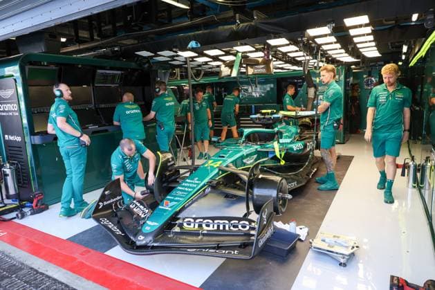 Die Mechaniker bereiten das Auto von Fernando Alonso (Aston Martin Aramco 14) fuers freie Training vor, 3 Freies Training, Grosser Preis von Italien, Motorsport, Herren, Formel 1, 06.09.2025 Monza Lombardei Italien