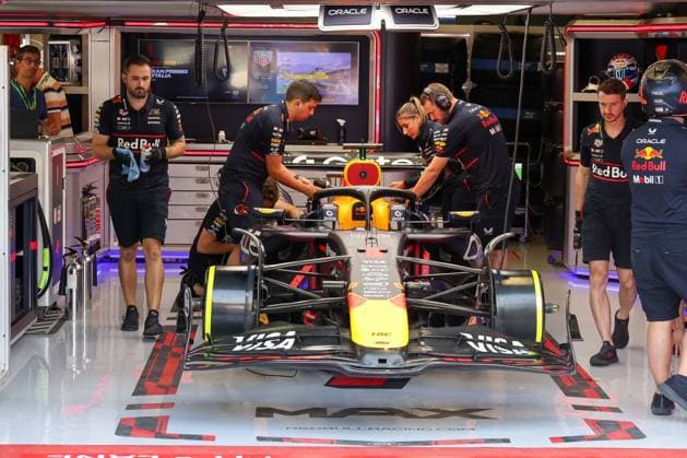Die Mechaniker bereiten das Auto von Max Verstappen (Oracle Red Bull Racing 1) fuers freie Training vor, 3 Freies Training, Grosser Preis von Italien, Motorsport, Herren, Formel 1, 06.09.2025 Monza Lombardei Italien