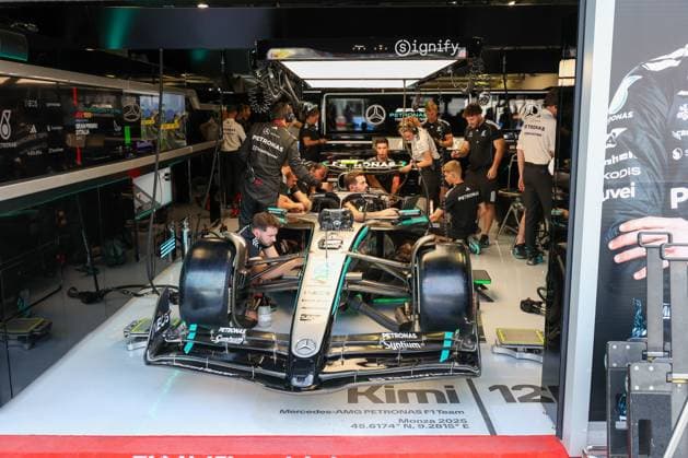 Die Mechaniker bereiten das Auto von Kimi Antonelli (Mercedes-AMG Petronas 12) fuers freie Training vor, 3 Freies Training, Grosser Preis von Italien, Motorsport, Herren, Formel 1, 06.09.2025 Monza Lombardei Italien