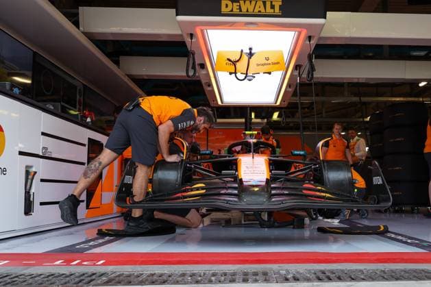 Die Mechaniker bereiten das Auto von Lando Norris (McLaren Formula 1 Team 4) fuers freie Training vor, 3 Freies Training, Grosser Preis von Italien, Motorsport, Herren, Formel 1, 06.09.2025 Monza Lombardei Italien