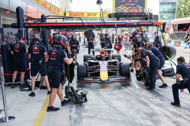 Die Mechaniker bereiten das Auto von Yuki Tsunoda (Oracle Red Bull Racing 22) fuers freie Training vor, 3 Freies Training, Grosser Preis von Italien, Motorsport, Herren, Formel 1, 06.09.2025 Monza Lombardei Italien