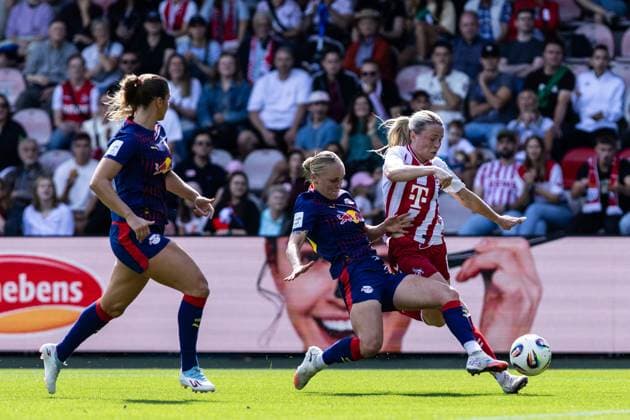 Google Pixel Frauen-Bundesliga: 1.FC Köln Frauen - RB Leipzig Frauen; 06.09.2025 Victoria Krug (RB Leipzig Frauen, 20), Sandra Maria Jessen (1.FC Köln Frauen, 6) Google Pixel Frauen-Bundesliga: 1.FC Köln Frauen - RB Leipzig Frauen; Franz-Kremer-Stadion, Köln; 06.09.2025 Copyright: xBEAUTIFULxSPORTS Buriakovx