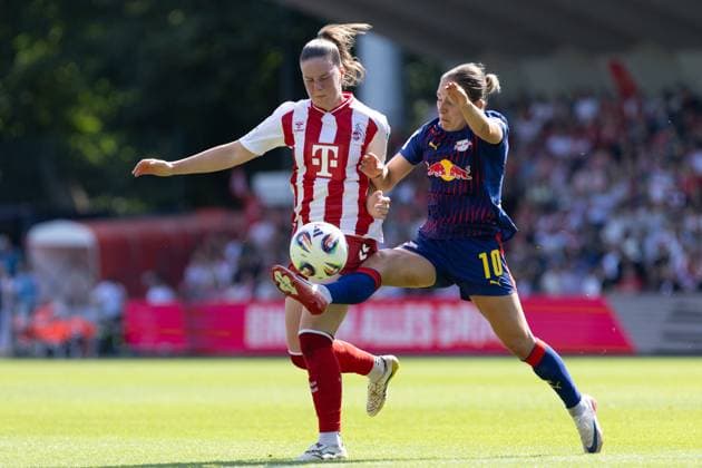Google Pixel Frauen-Bundesliga: 1.FC Köln Frauen - RB Leipzig Frauen; 06.09.2025 Adriana Achcinska (1.FC Köln Frauen, 9), Gina Chmielinski (RB Leipzig Frauen, 10) Google Pixel Frauen-Bundesliga: 1.FC Köln Frauen - RB Leipzig Frauen; Franz-Kremer-Stadion, Köln; 06.09.2025 Copyright: xBEAUTIFULxSPORTS Buriakovx