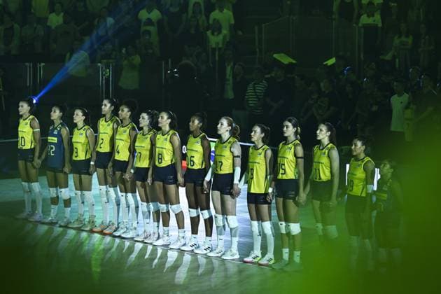 Italy v Brazil - FIVB Women’s World Volleyball Championship??????? BANGKOK, THAILAND - SEPTEMBER 06: Players of Brazil stand during the ceremony prior to the FIVB Women’s Volleyball World Championship, WM, Weltmeisterschaft semi-final match between Italy and Brazil at Huamark Indoor Stadium in Bangkok, Thailand, on September 06, 2025. Mustafa Hatipoglu Anadolu Banghok Thailand. Editorial use only. Please get in touch for any other usage.  Copyright: x2025xAnadoluxMustafaxHatipoglux