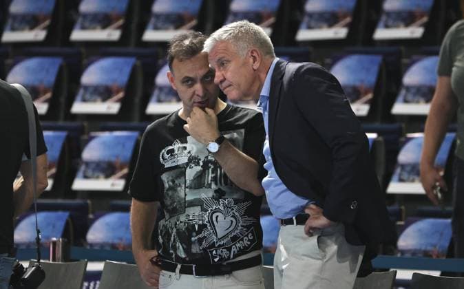 Manager Bob Hanning redet mit Präsident Frank Steffel Aktion Oberkörper Handball HBL Bundesliga Herren 3. Spieltag Saison 2025 2026 06.09.2025 Füchse Berlin vs SC Magdeburg SCM