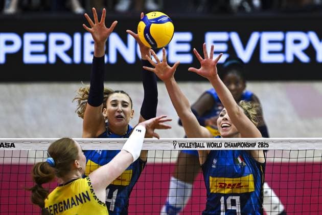 Italy v Brazil - FIVB Women’s World Volleyball Championship BANGKOK, THAILAND - SEPTEMBER 06: Sarah Luisa Fahr (19) of Italy in action during the FIVB Women’s Volleyball World Championship, WM, Weltmeisterschaft semi-final match between Italy and Brazil at Huamark Indoor Stadium in Bangkok, Thailand, on September 06, 2025. Mustafa Hatipoglu Anadolu Banghok Thailand. Editorial use only. Please get in touch for any other usage.  Copyright: x2025xAnadoluxMustafaxHatipoglux