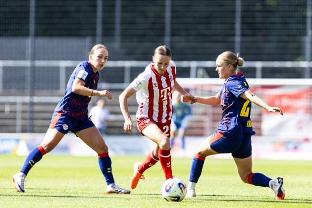 Google Pixel Frauen-Bundesliga: 1.FC Köln Frauen - RB Leipzig Frauen; 06.09.2025 Laura Donhauser (1.FC Köln Frauen, 25), Victoria Krug (RB Leipzig Frauen, 20) Google Pixel Frauen-Bundesliga: 1.FC Köln Frauen - RB Leipzig Frauen; Franz-Kremer-Stadion, Köln; 06.09.2025 Copyright: xBEAUTIFULxSPORTS Buriakovx