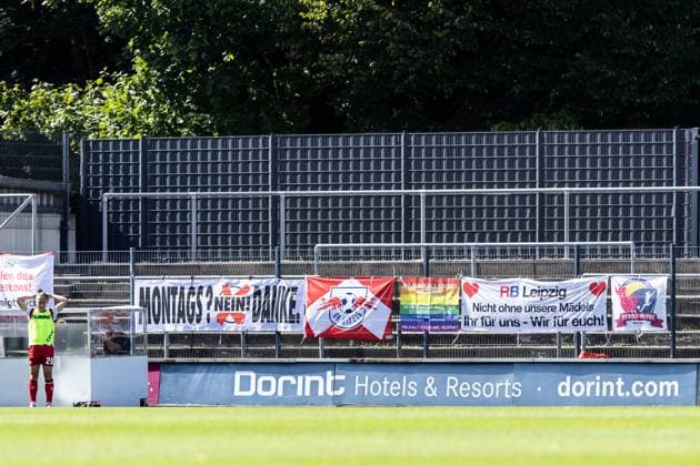 Google Pixel Frauen-Bundesliga: 1.FC Köln Frauen - RB Leipzig Frauen; 06.09.2025 flaggen hängen an dem Zaun hinter dem Tor. Google Pixel Frauen-Bundesliga: 1.FC Köln Frauen - RB Leipzig Frauen; Franz-Kremer-Stadion, Köln; 06.09.2025 Copyright: xBEAUTIFULxSPORTS Buriakovx