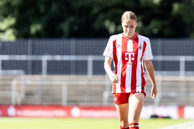 Google Pixel Frauen-Bundesliga: 1.FC Köln Frauen - RB Leipzig Frauen; 06.09.2025 Celina Degen (1.FC Köln Frauen, 5) verlässt Spielfeld, rote Karte. Google Pixel Frauen-Bundesliga: 1.FC Köln Frauen - RB Leipzig Frauen; Franz-Kremer-Stadion, Köln; 06.09.2025 Copyright: xBEAUTIFULxSPORTS Buriakovx