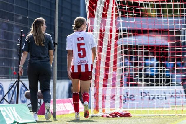 Google Pixel Frauen-Bundesliga: 1.FC Köln Frauen - RB Leipzig Frauen; 06.09.2025 Celina Degen (1.FC Köln Frauen, 5) verlässt Spielfeld, rote Karte. Google Pixel Frauen-Bundesliga: 1.FC Köln Frauen - RB Leipzig Frauen; Franz-Kremer-Stadion, Köln; 06.09.2025 Copyright: xBEAUTIFULxSPORTS Buriakovx