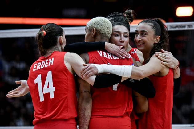 Turkiye v Japan - FIVB Women’s World Volleyball Championship BANGKOK, THAILAND - SEPTEMBER 06: Players of Turkiye celebrate after a point during the FIVB Women’s Volleyball World Championship, WM, Weltmeisterschaft semi-final match between Turkiye and Japan at Huamark Indoor Stadium in Bangkok, Thailand, on September 06, 2025. Mustafa Hatipoglu Anadolu Banghok Thailand. Editorial use only. Please get in touch for any other usage.  Copyright: x2025xAnadoluxMustafaxHatipoglux