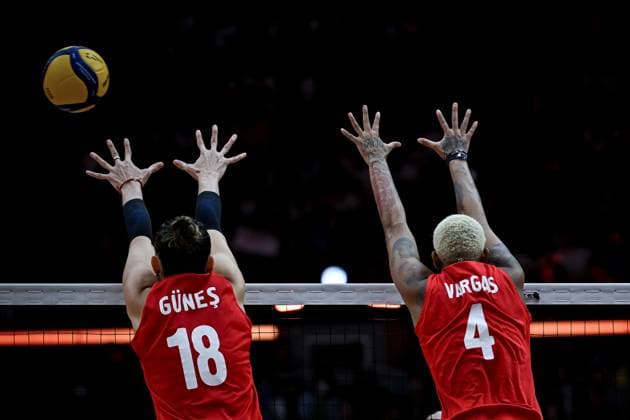Turkiye v Japan - FIVB Women’s World Volleyball Championship BANGKOK, THAILAND - SEPTEMBER 06: Zehra Gunes (18) and Melissa Teresa Vargas (4) of Turkiye in action during the FIVB Women’s Volleyball World Championship, WM, Weltmeisterschaft semi-final match between Turkiye and Japan at Huamark Indoor Stadium in Bangkok, Thailand, on September 06, 2025. Mustafa Hatipoglu Anadolu Banghok Thailand. Editorial use only. Please get in touch for any other usage.  Copyright: x2025xAnadoluxMustafaxHatipoglux