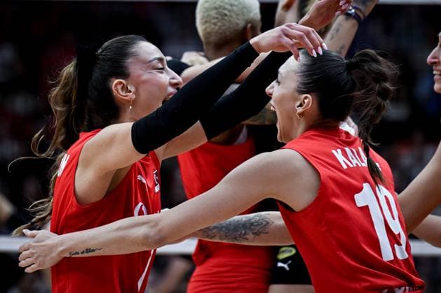 Turkiye v Japan - FIVB Women’s World Volleyball Championship BANGKOK, THAILAND - SEPTEMBER 06: Hande Baladin (L) and Asli Kalac (R) of Turkiye celebrate their victory at the end of the FIVB Women’s Volleyball World Championship, WM, Weltmeisterschaft semi-final match between Turkiye and Japan at Huamark Indoor Stadium in Bangkok, Thailand, on September 06, 2025. Mustafa Hatipoglu Anadolu Banghok Thailand. Editorial use only. Please get in touch for any other usage.  Copyright: x2025xAnadoluxMustafaxHatipoglux