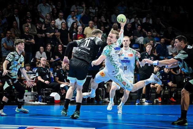 06.09.2025, xlakx, Handball Daikin HBL, Fuechse Berlin - SC Magdeburg v.l. Lasse Andersson (Fuechse Berlin), Gisli Kristjansson (SC Magdeburg), setzt zum Sprungwurf an Berlin