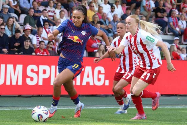 05.09.2025, xsscx, Frauen Fuï¬‚ball, 1. FC Köln - RB Leipzig, 1. Fuï¬‚ball Bundesliga, 01. Spieltag, Franz-Kremer-Stadion, Saison 2025 2026: Lisa Baum (RB Leipzig 11) im Zweikampf gegen Anna Gerhardt (1. FC Koeln 21) DFB regulations prohibit any use of photographs as image sequences and or quasi-video. Nordrhein-Westfalen Deutschland Nordrhein-Westfalen Germany