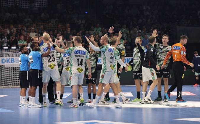 Begrüßung der Mannschaften vor Spielbeginn Handball HBL Bundesliga Herren 3. Spieltag Saison 2025 2026 06.09.2025 Füchse Berlin vs SC Magdeburg SCM